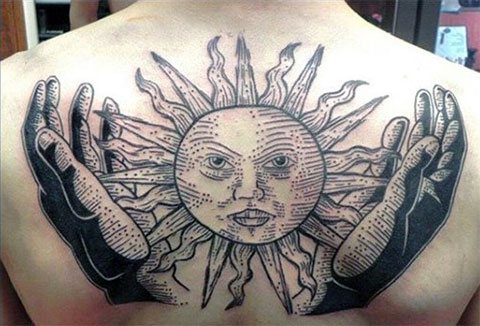 Tatouage du soleil dans le dos