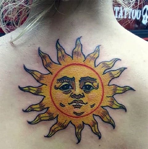 Tatouage du soleil dans le dos