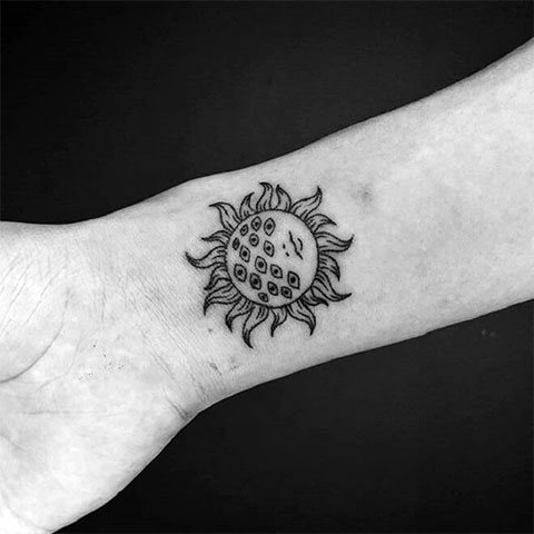 Tatuaggio del sole sul polso