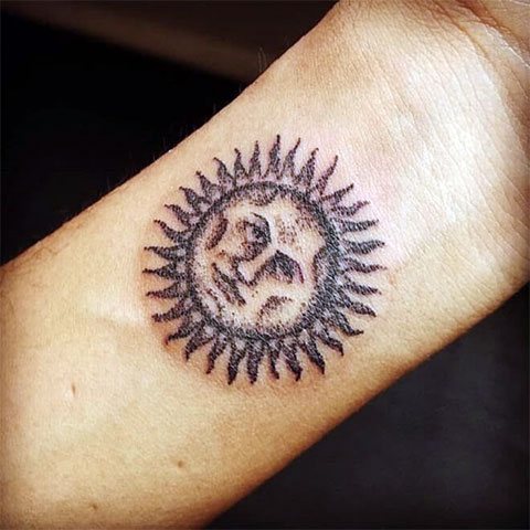 Tatouage du soleil sur le poignet