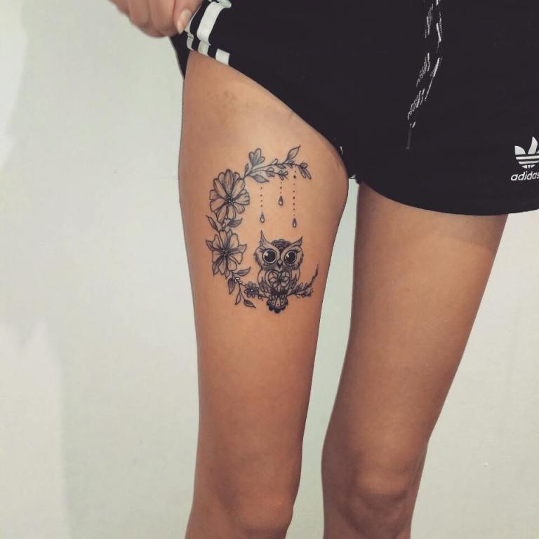 Tatouage d'une chouette sur la cuisse