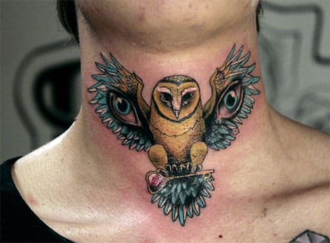 Tatouage d'une chouette sur le cou