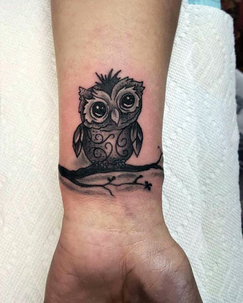 Tatouage d'une chouette sur votre poignet