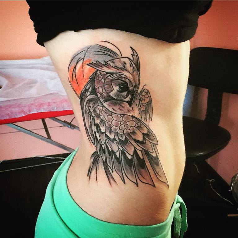 Hibou de la fille tatouée