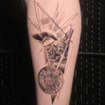 脚にスパルタのタトゥー