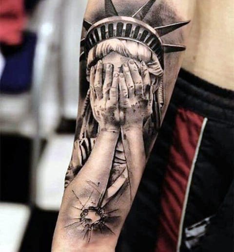 Tatouage de la Statue de la Liberté avec les yeux fermés