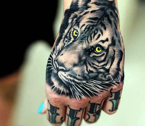 Tatouage d'un tigre sur le poignet
