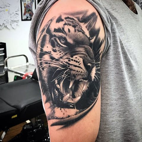 Tatouage d'un tigre sur l'épaule