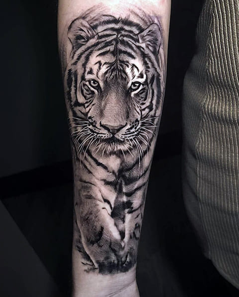 Tatouage d'un tigre sur la main