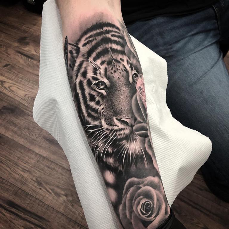 Tatouage tigre mâle avec une rose