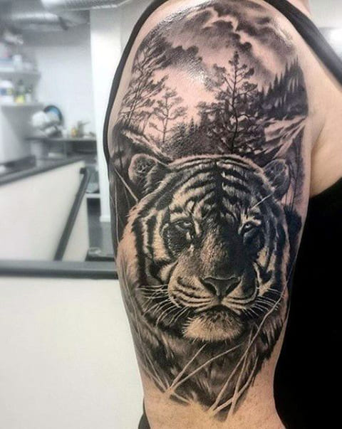 Tatouage d'un tigre dans les bois