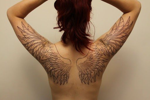 Tatouage d'ailes fines dans le dos