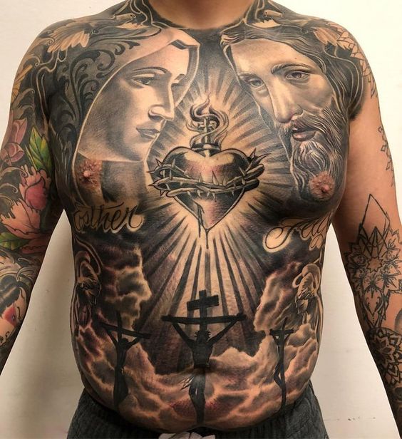 Tatuaje de tres cruces en el vientre