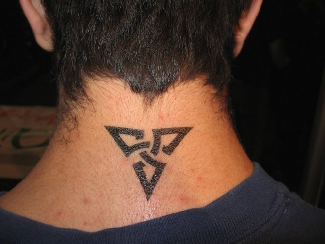 Tatouage en triangle