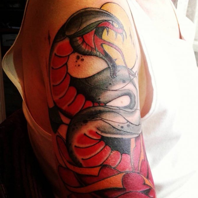 Tatouage : serpent menaçant