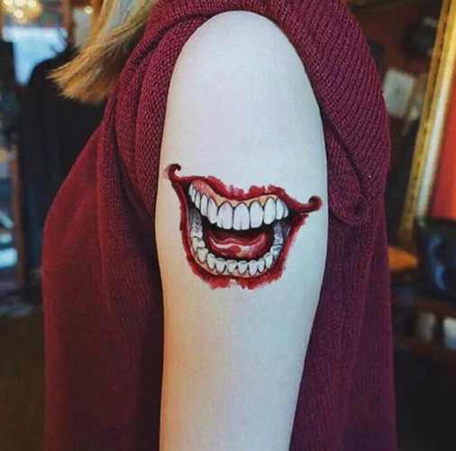Tatuoi Joker Smile käsivarteensa. Luonnoksia, valokuva