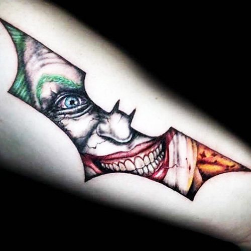 Tatuoi Joker Smile käsivarteensa. Luonnoksia, valokuva
