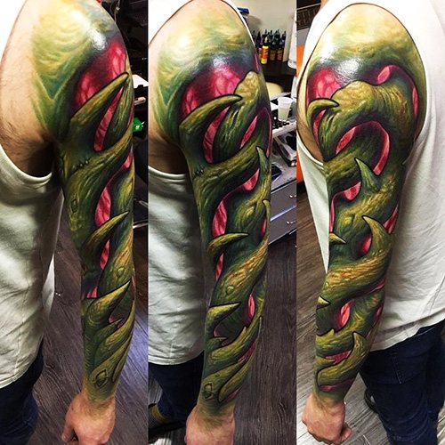 Tatouage dans le style Bioorganic. Photo, croquis, sens