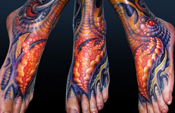 Tatouage dans le style Bioorganic. Photo, croquis, sens