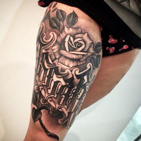 Τατουάζ σε στυλ chicano στο πόδι του κοριτσιού