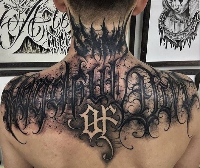 Tatouages de style lettre sur le cou, le bras, l'avant-bras pour les filles et les hommes.