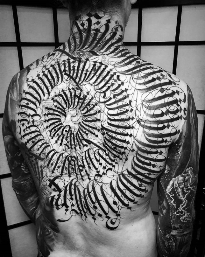 Tatouage de style lettre sur le cou, le bras et l'avant-bras pour les filles et les hommes.