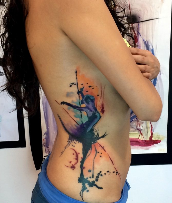 Tatouage en forme de ballerine