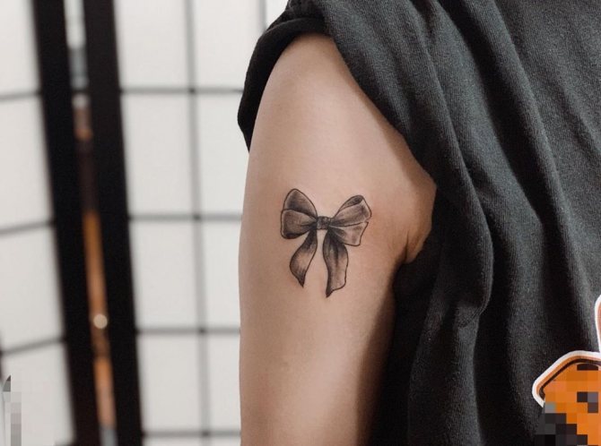 Tattoo in the form of a bow