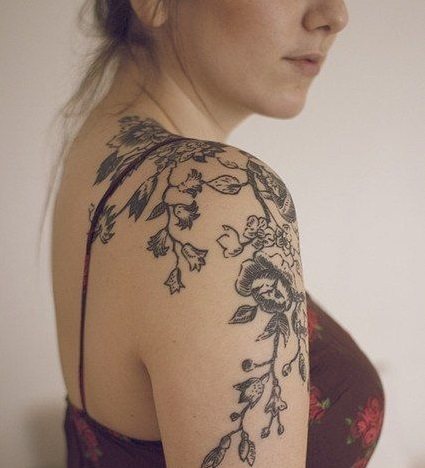 Flower tattoo goes well with a dress with a similar print