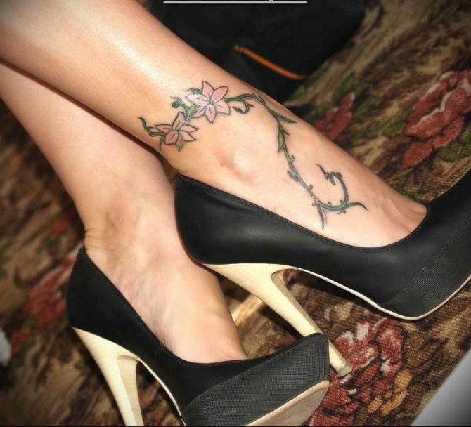 Le tatouage de fleurs va bien avec les chaussures