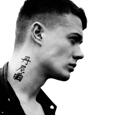 El tatuaje de un jeroglífico tiene un aspecto misterioso y elegante