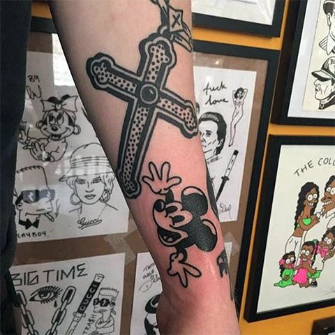 Tatuaje de una cruz en la mano