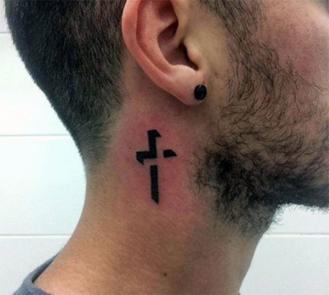 Tatuarse una cruz: el epítome del minimalismo