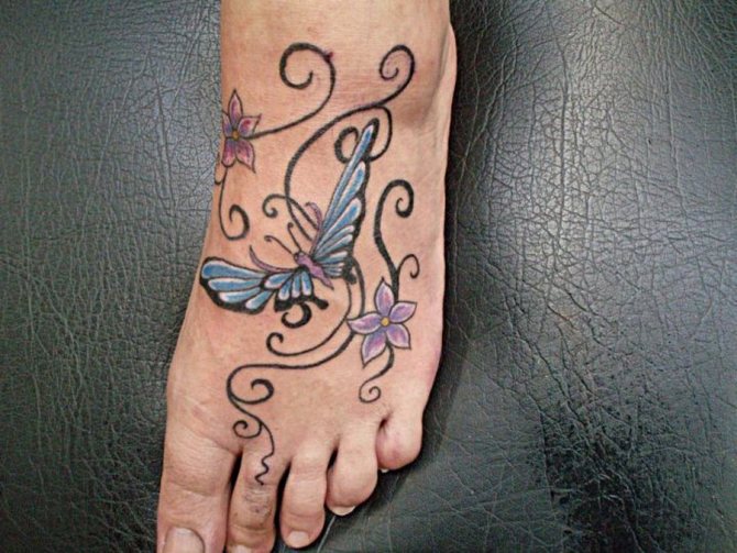 Tatouage d'un motif de fleurs imbriquées sur le pied d'une femme