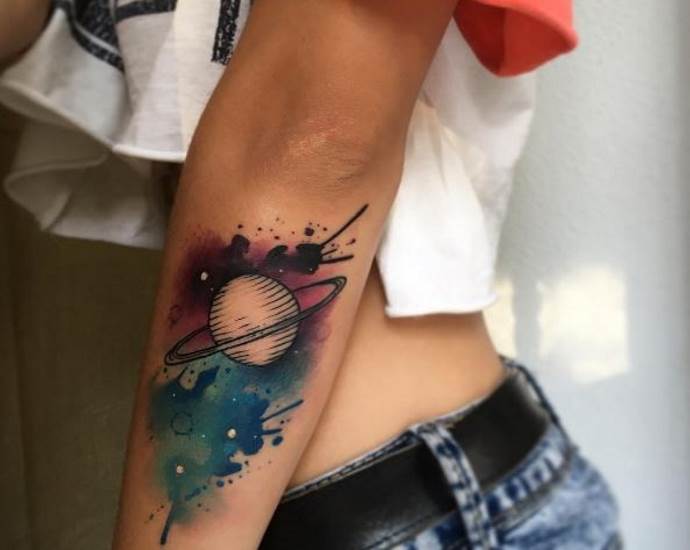 Planetentattoo auf dem Ellbogen