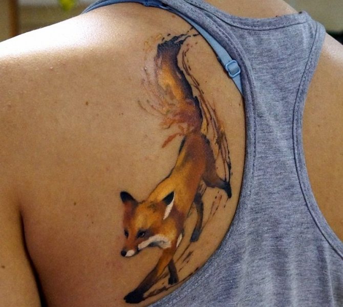 Tattoo in the form of a chanterelle walking on the shoulder blade