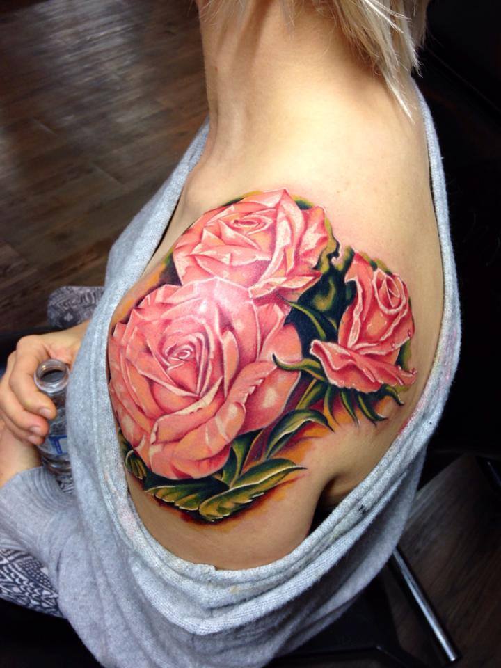 Tatouage d'une rose sur l'épaule d'une femme