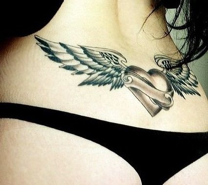 Le tatouage en forme de cœur convient parfaitement aux personnes de petite taille.