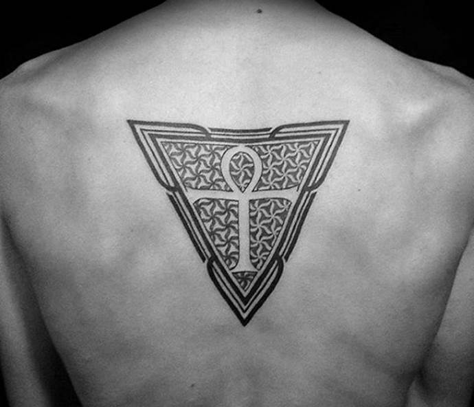 tatouage d'un triangle sur son dos