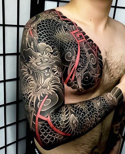 Tatovering i japansk stil. Skitser på arm, arm, ben, ryg: drage, karpe, tiger, slange, fisk, samurai, blomster, ræv, maske, føniks. Foto