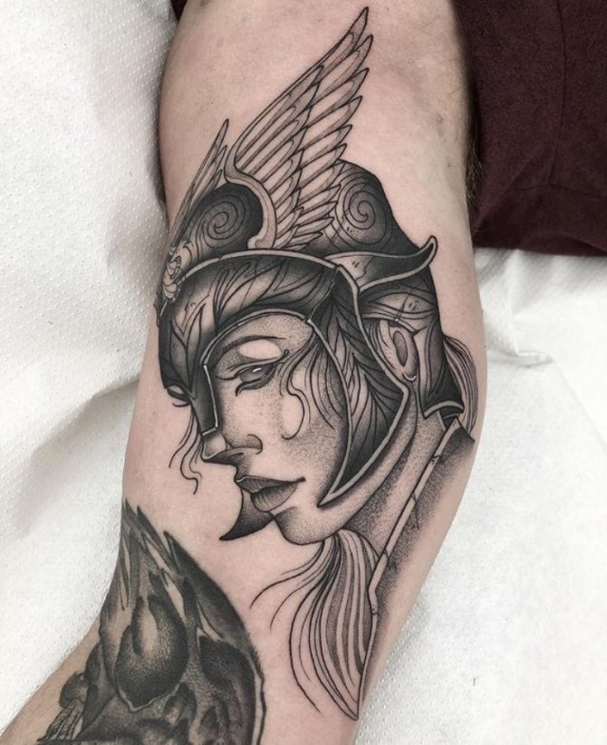 Valküüria tätoveering tema käsivarrel