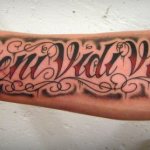 タトゥー Veni, vidi, vici（私は来た、見た、征服した！）。スケッチ、翻訳、意味。