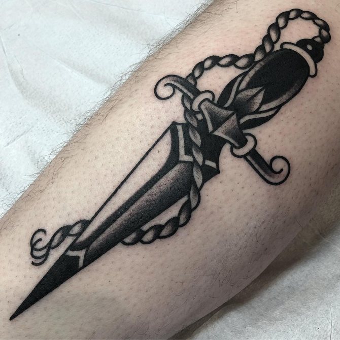 Tatouage d'une corde enroulée autour d'une dague