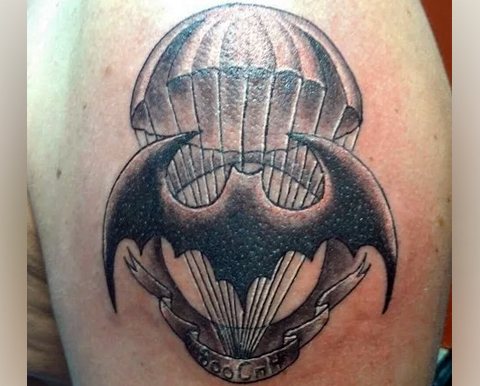 Tatouage de chauve-souris et de parachute de l'intelligence militaire sur votre épaule