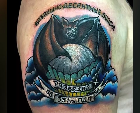 Tatouage de chauve-souris et de parachute de l'intelligence militaire