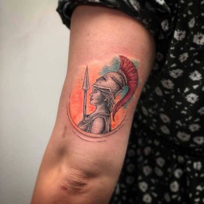 tatouage de guerrier sur l'épaule