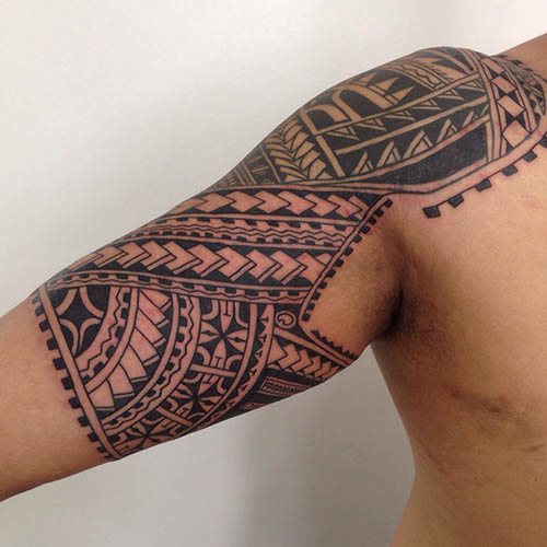 Tatouage autour du biceps homme, femme. Photo : dans le style slave, le motif scythe, les nœuds celtiques