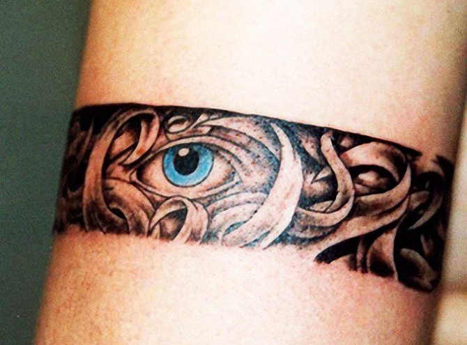 Tatouage autour du biceps homme, femme. Photo : style slave, motif scythe, nœuds celtiques