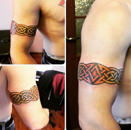 Tatouage autour du biceps homme, femme. Photo : dans le style slave, le motif scythe, les nœuds celtiques