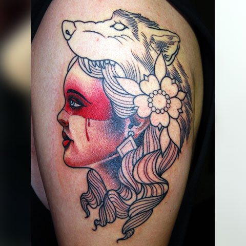 Tatouage d'un loup sur l'épaule d'une fille